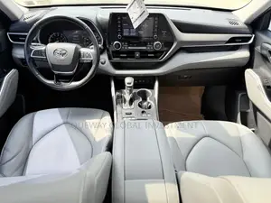 Toyota Highlander XLE 2021 Blue