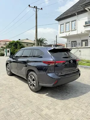 Toyota Highlander XLE 2021 Blue