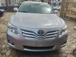 Toyota Camry XLE 4dr Sedan (2.5L 4cyl 6AM) 2010 Silver
