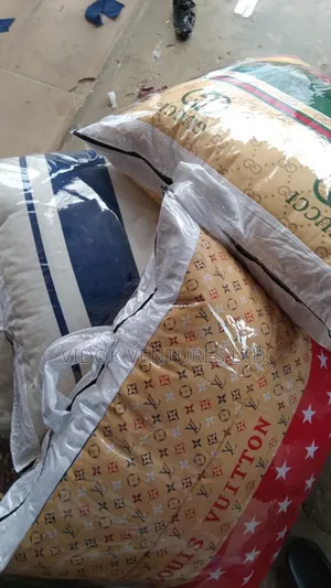Duvet 3 in 2 . 1 Bedsheet, 4 Pillowcases and One Duvet