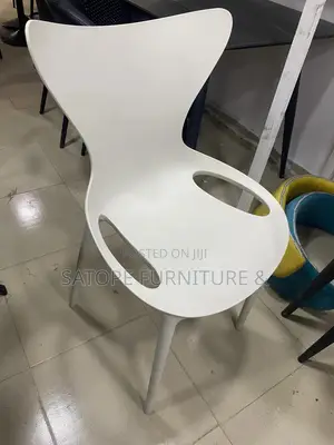 Elegant Design Restaurant and Dining Plastic Chair