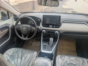 Toyota RAV4 XLE 2021 Black