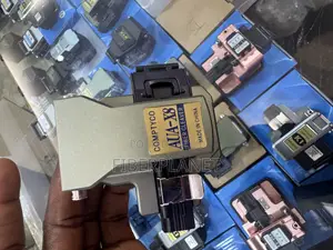 Very High Precision Fiber Optics Cleaver