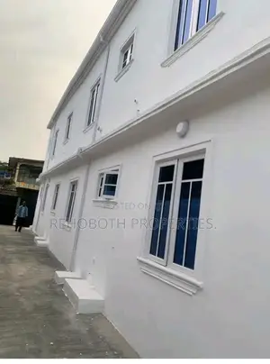 8bdrm Block of Flats in Molusi Area for sale