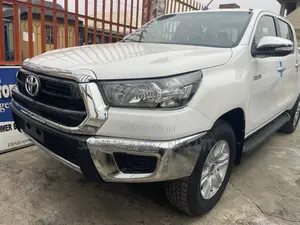 Toyota Hilux 2023 White