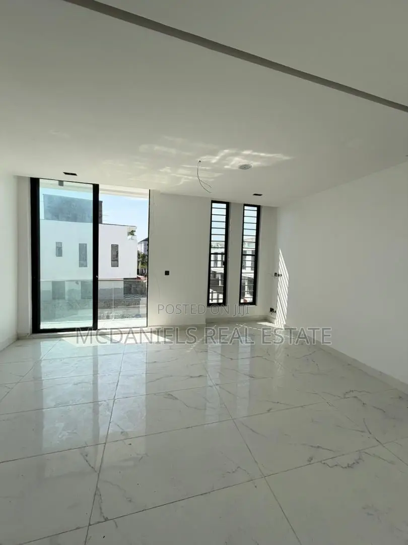 Furnished 5bdrm Duplex in Chevron for sale