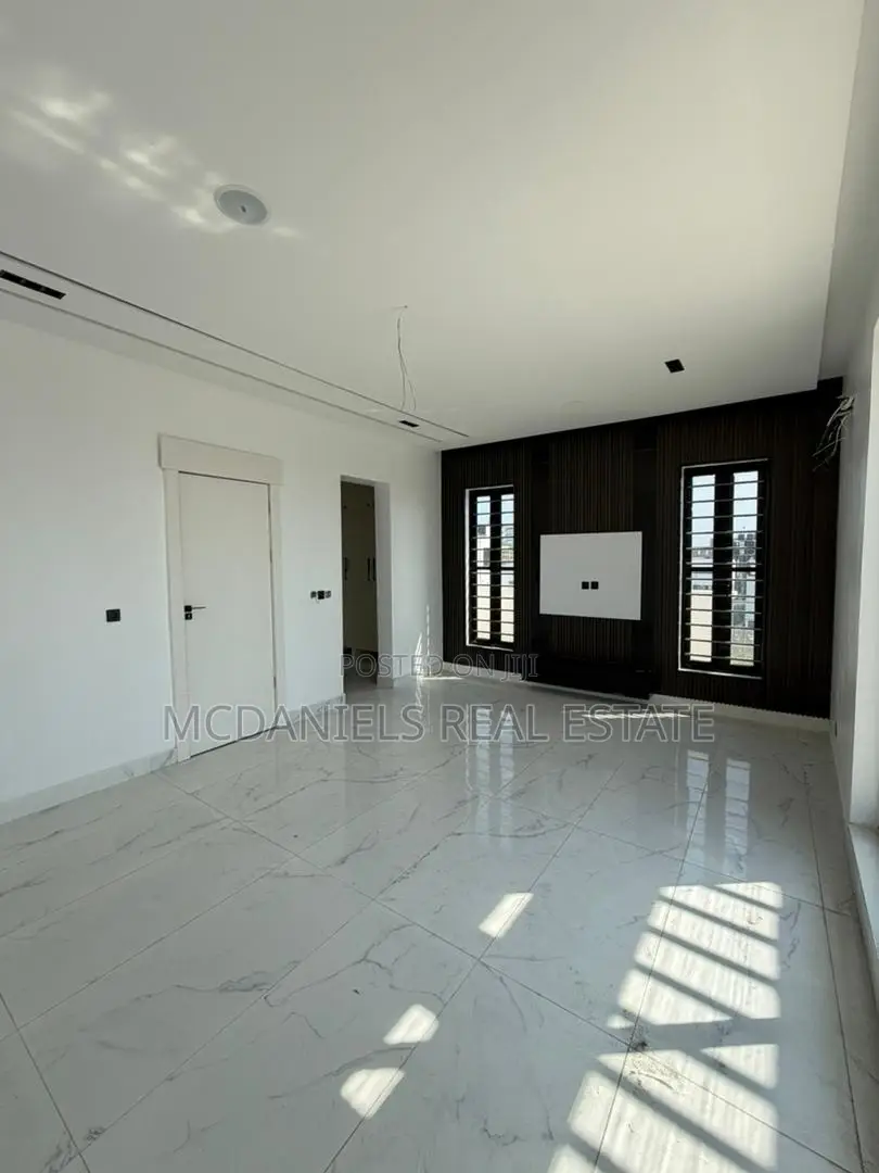 Furnished 5bdrm Duplex in Chevron for sale