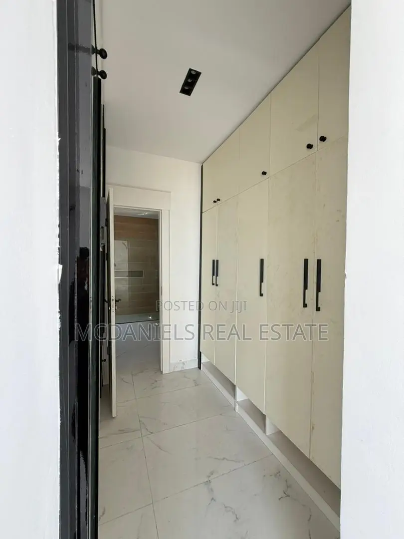 Furnished 5bdrm Duplex in Chevron for sale
