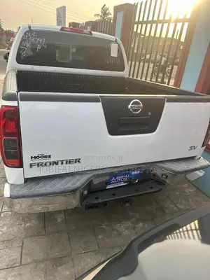 Nissan Frontier 2012 White