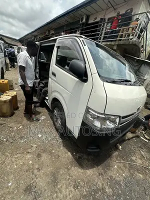 Toyota HiAce 2014 White