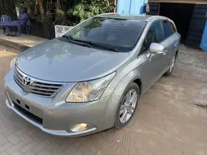 Toyota Avensis 2012 Gold