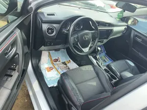 Toyota Corolla SE (1.8L 4cyl 6M) 2018 Silver