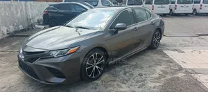 Toyota Camry SE (2.5L 4cyl 8A) 2019 Gray