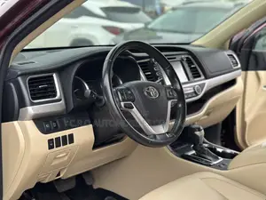 Toyota Highlander XLE 4x4 V6 (3.5L 6cyl 8A) 2018 Maroon