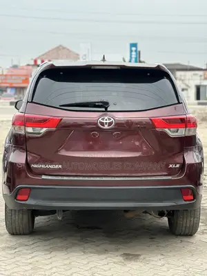 Toyota Highlander XLE 4x4 V6 (3.5L 6cyl 8A) 2018 Maroon