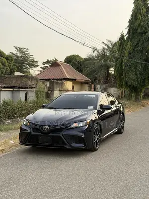 Toyota Camry SE 2021 Blue