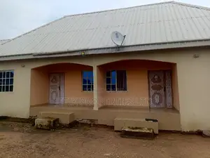 5bdrm Block of Flats in Opposite St Joseph, Makurdi for sale