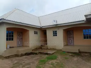 5bdrm Block of Flats in Opposite St Joseph, Makurdi for sale