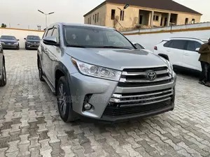 Toyota Highlander XLE 4x4 V6 (3.5L 6cyl 8A) 2018 Silver