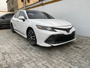 Toyota Camry LE (2.5L 4cyl 8A) 2019 White