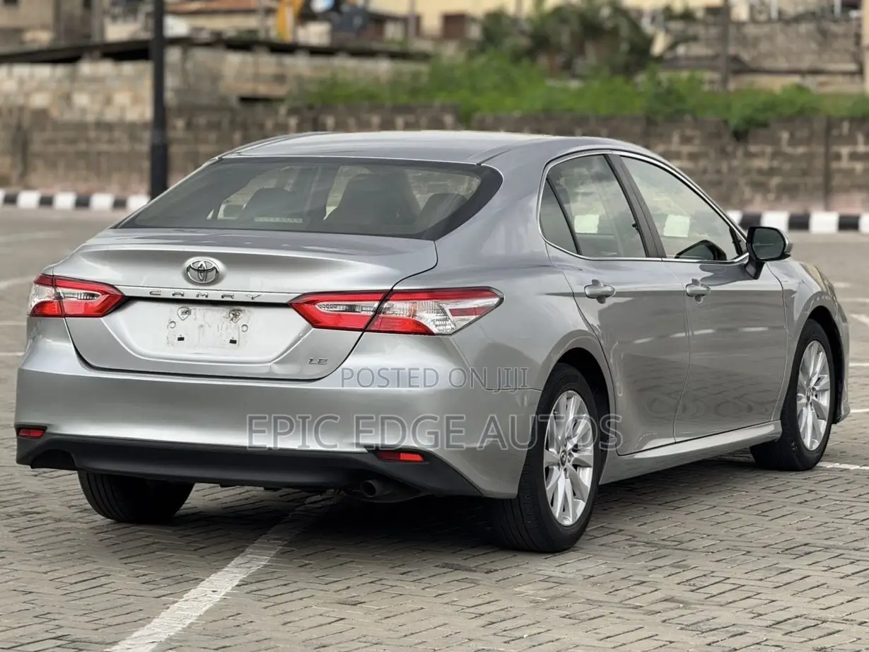 Toyota Camry LE FWD (2.5L 4cyl 8AM) 2018 Silver