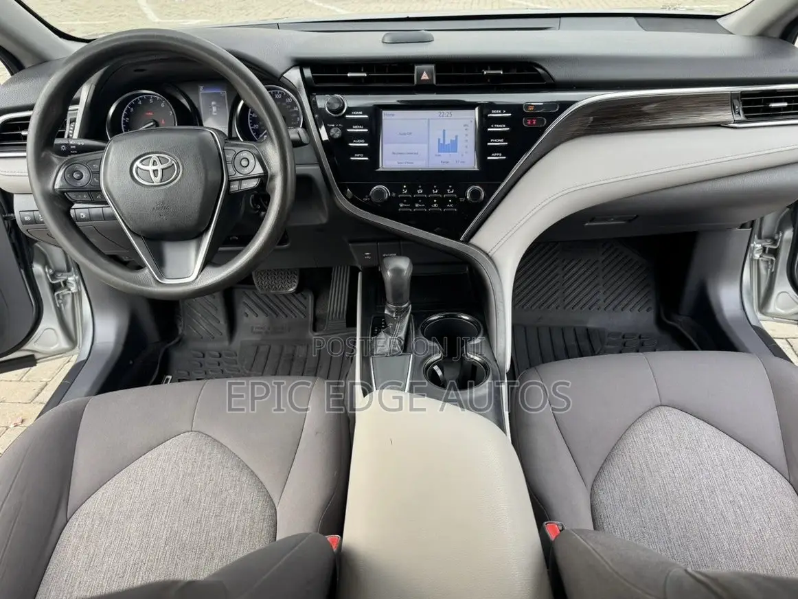 Toyota Camry LE FWD (2.5L 4cyl 8AM) 2018 Silver