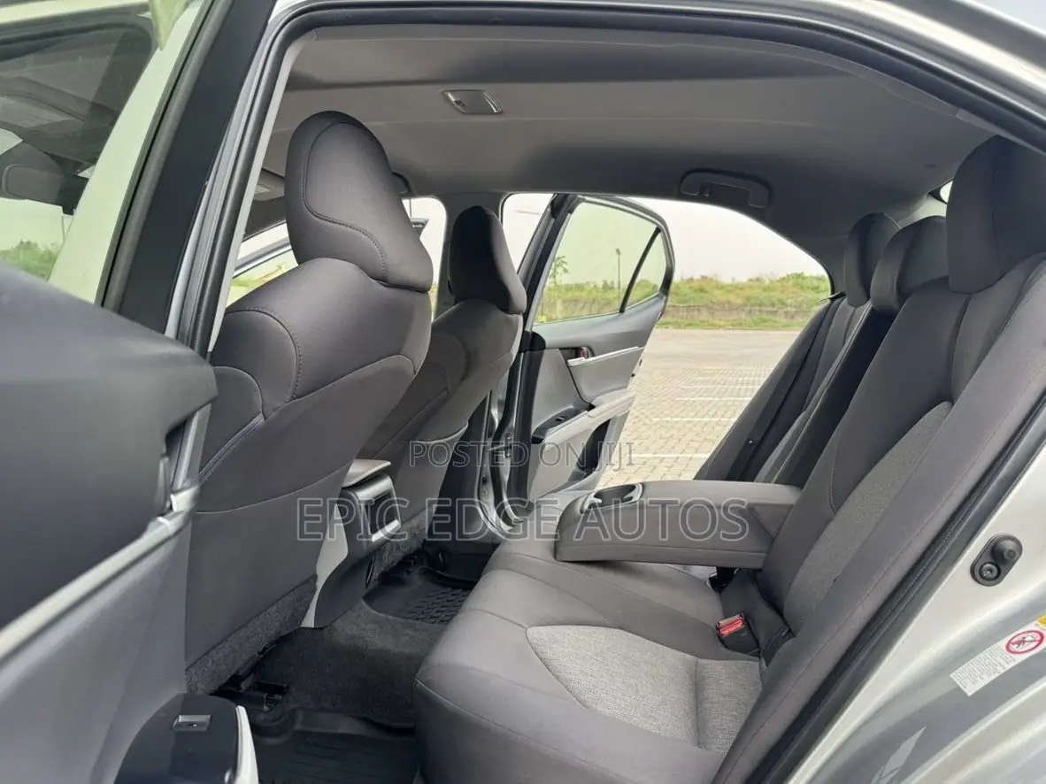 Toyota Camry LE FWD (2.5L 4cyl 8AM) 2018 Silver