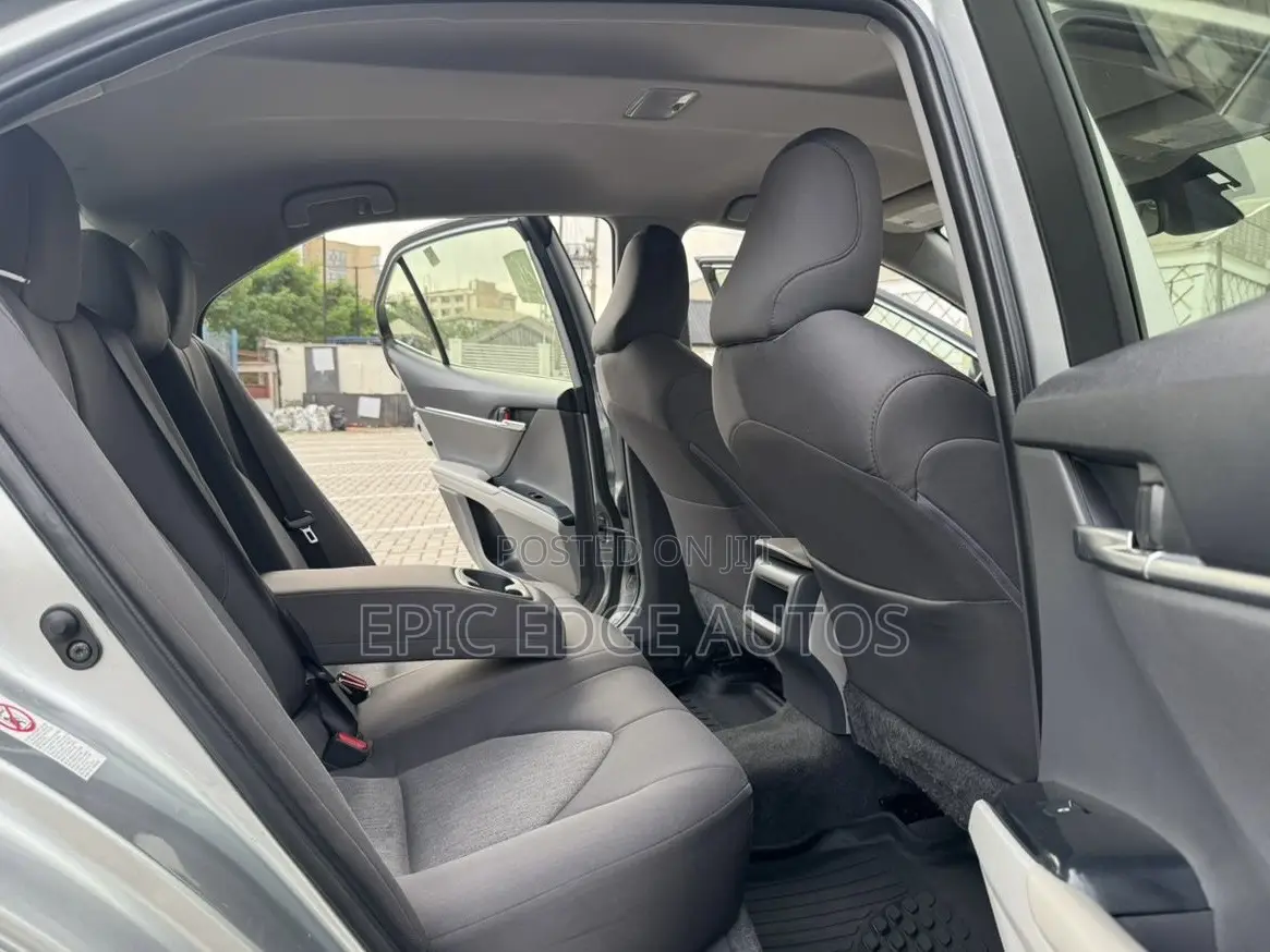 Toyota Camry LE FWD (2.5L 4cyl 8AM) 2018 Silver