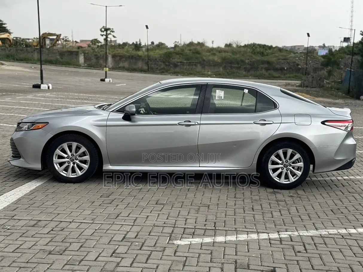 Toyota Camry LE FWD (2.5L 4cyl 8AM) 2018 Silver