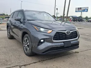Toyota Highlander XLE 2022 Gray