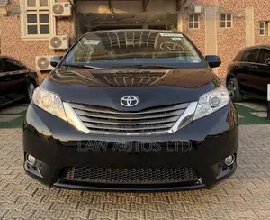 Toyota Sienna XLE Premium 8-Passenger 4dr Minivan (3.5L 6cyl 6A) 2015