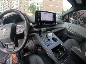 Toyota Sienna XLE 7-Passenger AWD 2025 Gray