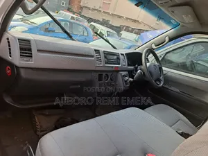 Toyota HiAce 2005 White