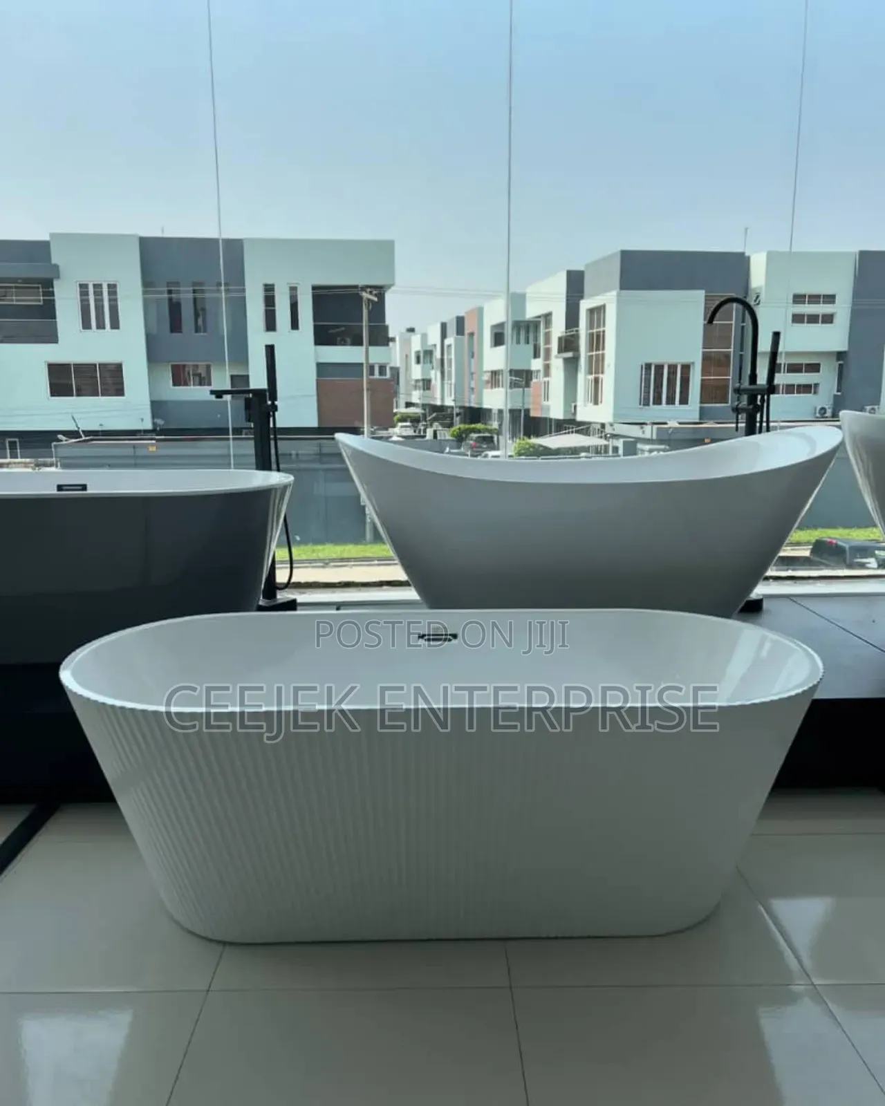 Executive White Bathtub