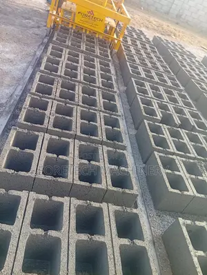 Concrete Block Molding Machine. (3000 Blocks Daily)