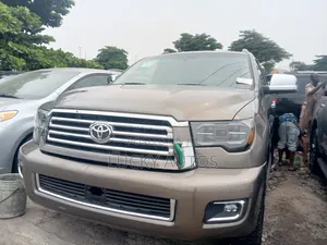 Toyota Sequoia Limited 4dr SUV (5.7L 8cyl 6A) 2015 Gold
