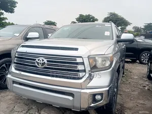 Toyota Sequoia Platinum 4dr SUV 4WD (5.7L 8cyl 6A) 2014 Silver