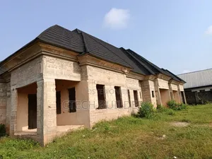 8bdrm Block of Flats in Benin City for sale