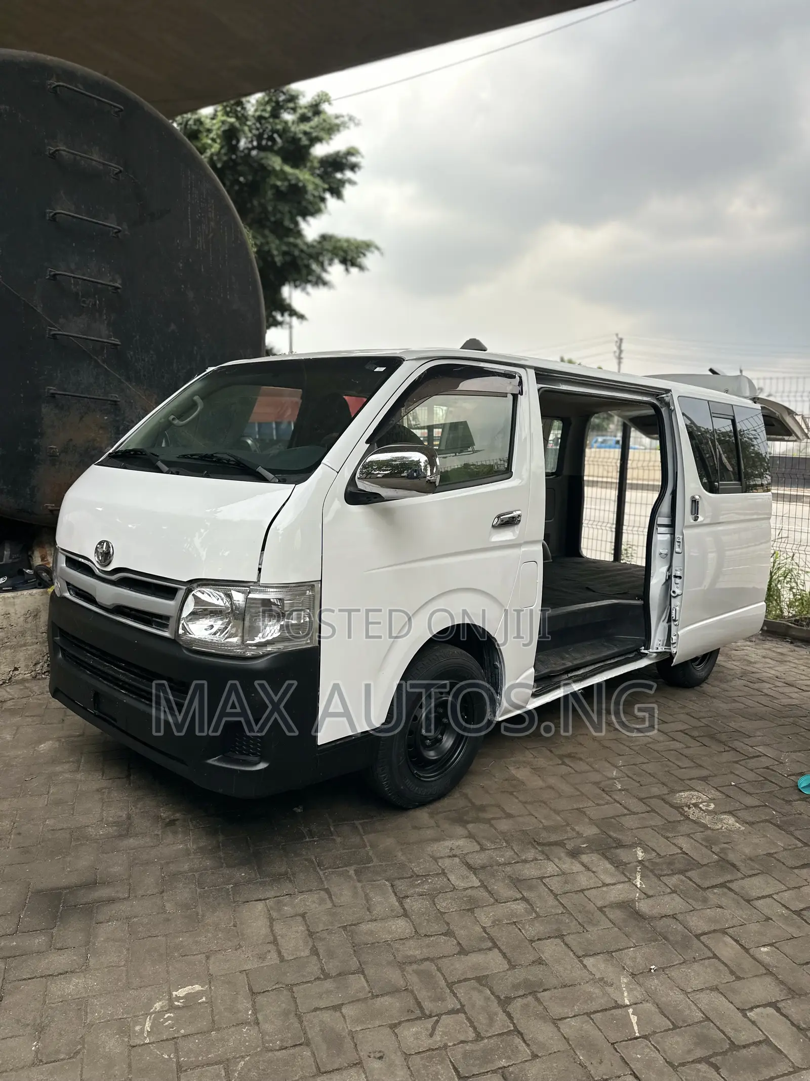 Toyota HiAce 2011 White