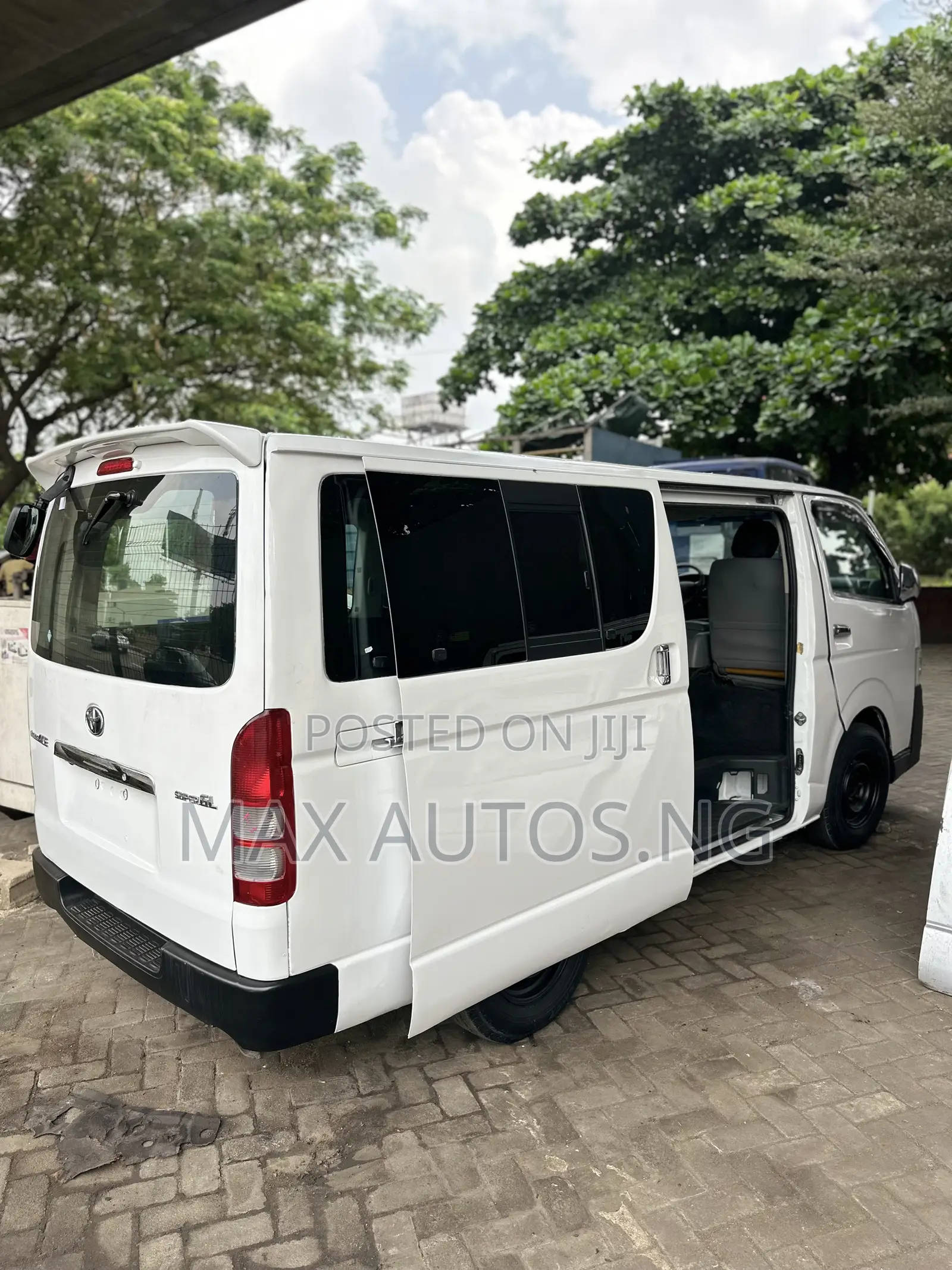 Toyota HiAce 2011 White
