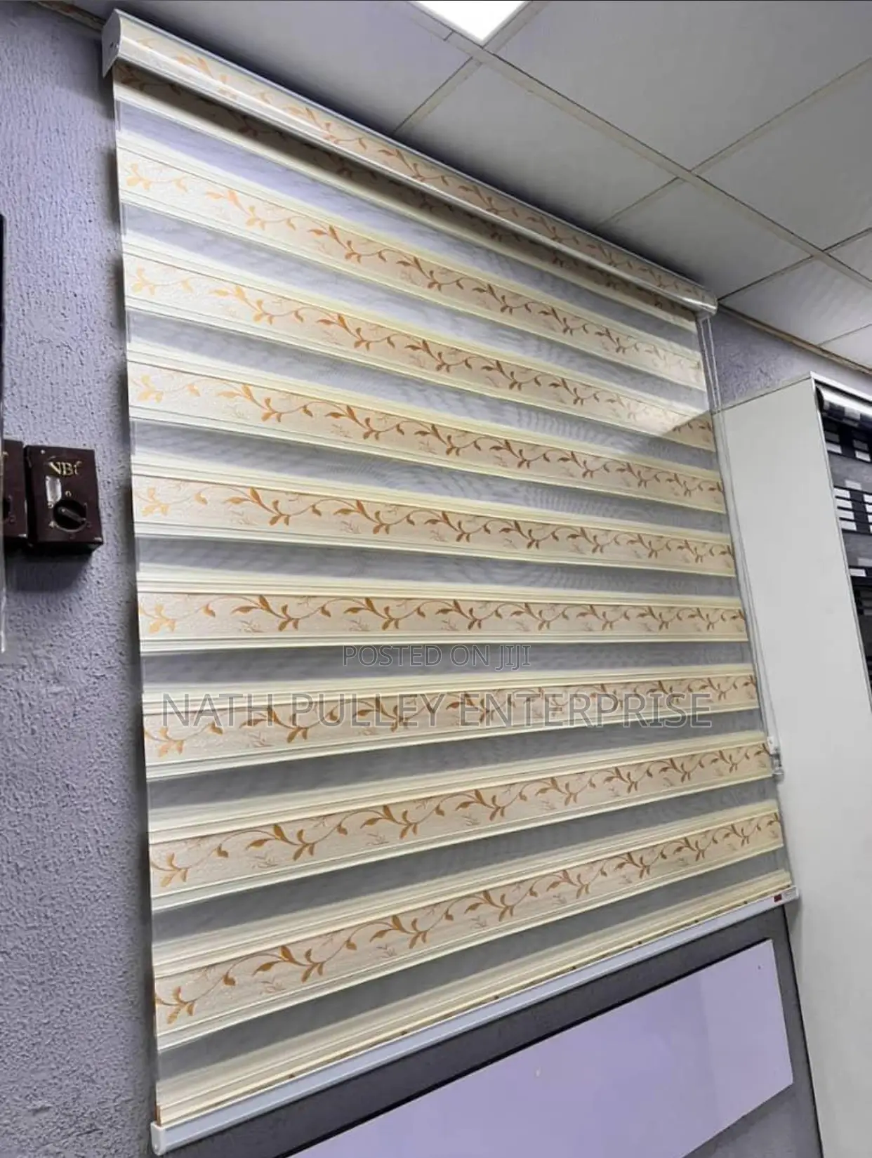 Carton Brown Flower Design Window Blind