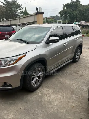 Toyota Highlander LE Plus V6 4x4 (3.5L 6cyl 6A) 2016 Silver