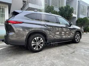 Toyota Highlander XLE 2022 Gray