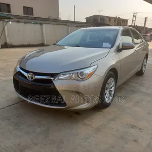 Toyota Camry LE 4dr Sedan (2.5L 4cyl 6A) 2015 Gold