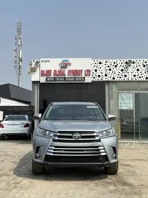 Toyota Highlander SE 4x4 V6 (3.5L 6cyl 8A) 2018 Silver