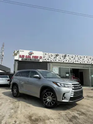 Toyota Highlander SE 4x4 V6 (3.5L 6cyl 8A) 2018 Silver