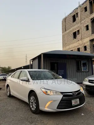 Toyota Camry LE 4dr Sedan (2.5L 4cyl 6A) 2017 White