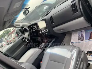Toyota Sequoia Platinum 4dr SUV 4WD (5.7L 8cyl 6A) 2016 Black