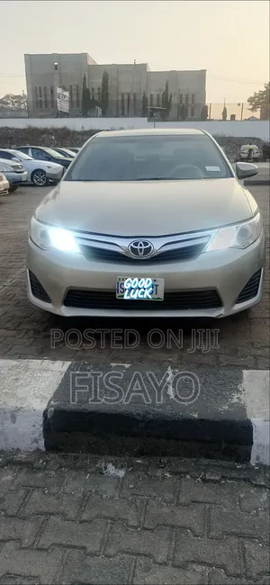 Toyota Camry LE 4dr Sedan (2.5L 4cyl 6A) 2014 Gold