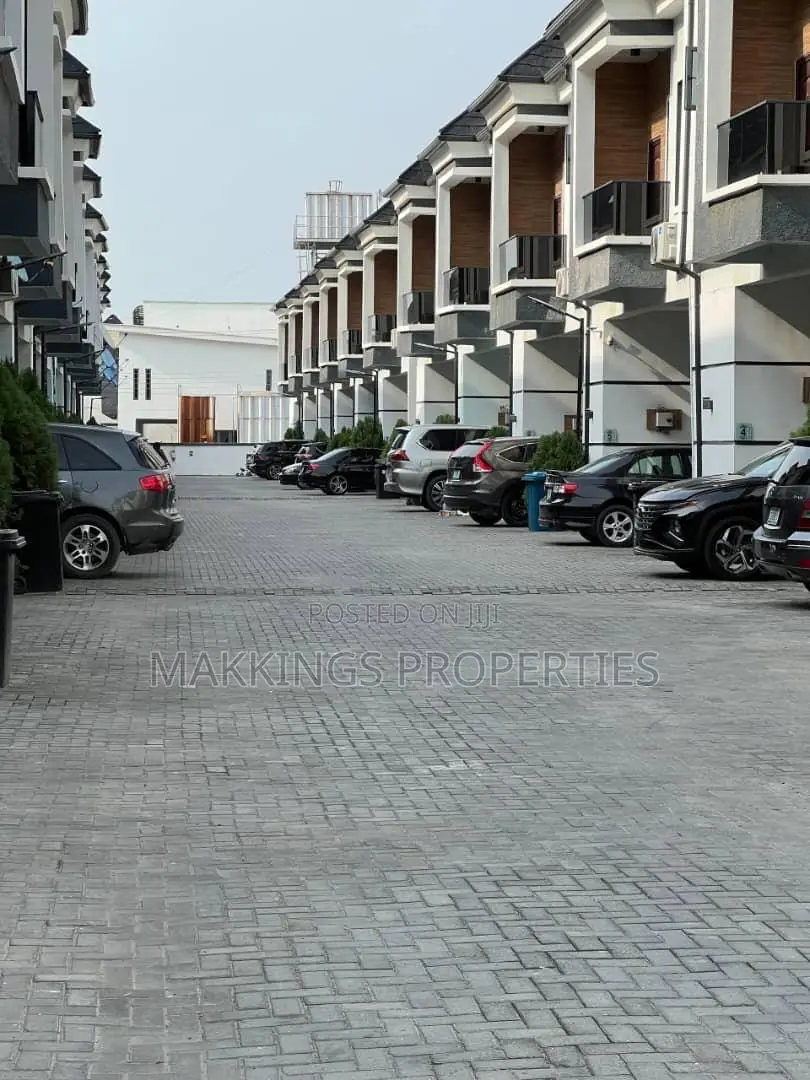Mini Flat in Chevron for rent